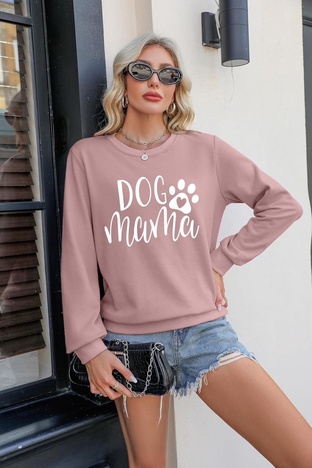 Dog Mama Long Sleeve Sweatshirt – Cozy & Stylish Graphic Pullover for Dog Lovers