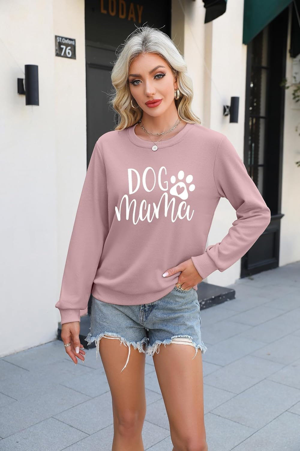 Dog Mama Long Sleeve Sweatshirt – Cozy & Stylish Graphic Pullover for Dog Lovers